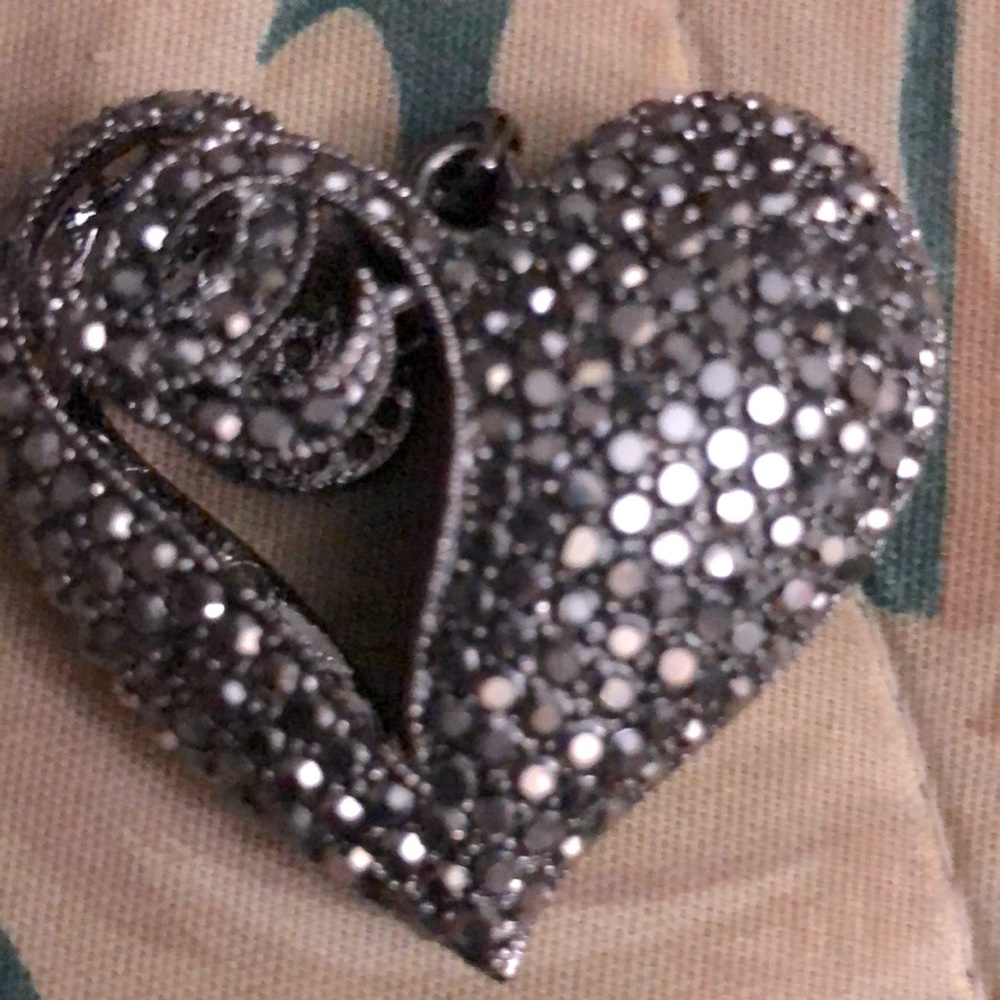 Heart pendant brilliant stones
